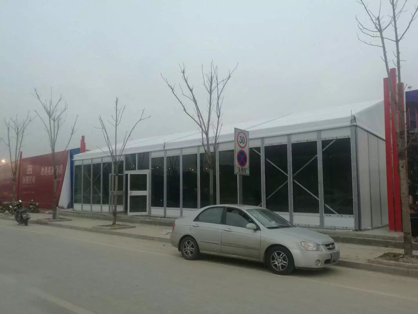 景美篷房?jī)A力打造：滁州國(guó)強(qiáng)民富售樓處定制精品玻璃夾心硬質(zhì)玻璃篷房